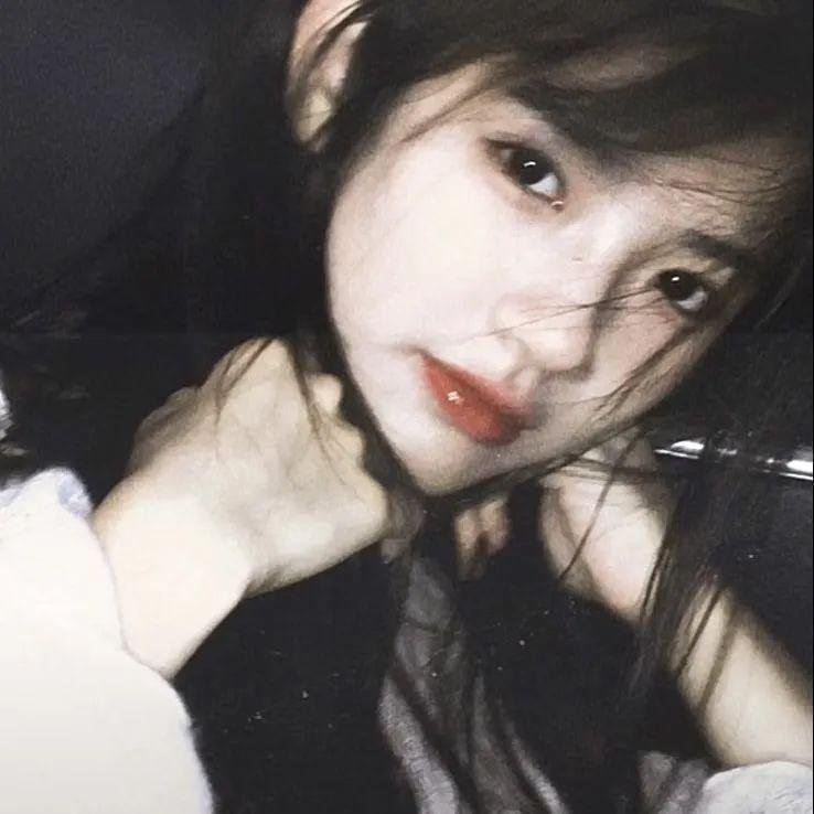 三个带面纱的女子